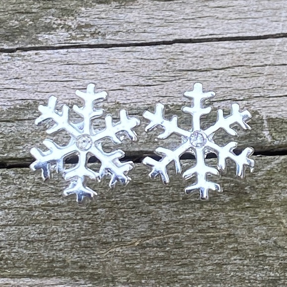 Snowflake crystal stud earrings 10 mm - Picture 2 of 5